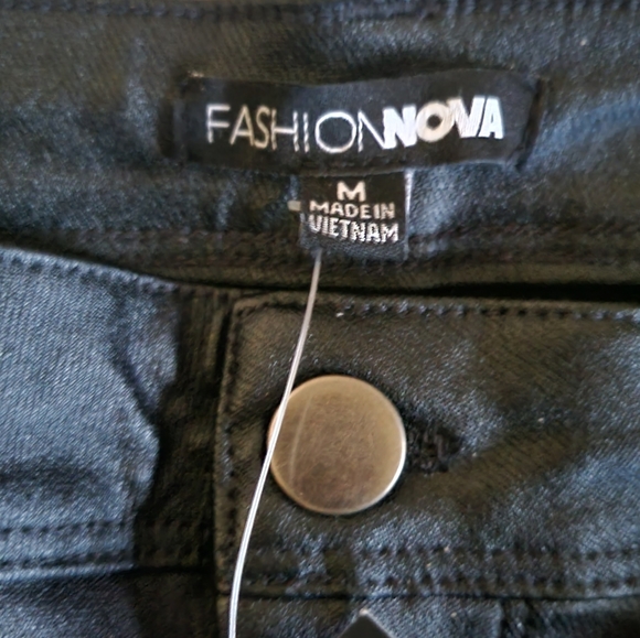 NWT Fashion Nova Stretchy High-waisted Faux Leather Pants with back pockets - Picture 4 of 6